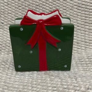 BNWT ceramic napkin holder shaped like a gift! Super cute & festive green & red.